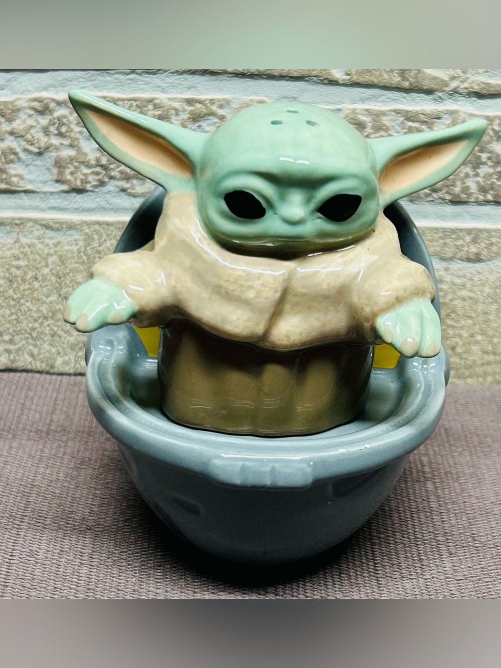 Star Wars The Child (Baby Yoda)
Ceramic Salt & Pepper Shaker Set